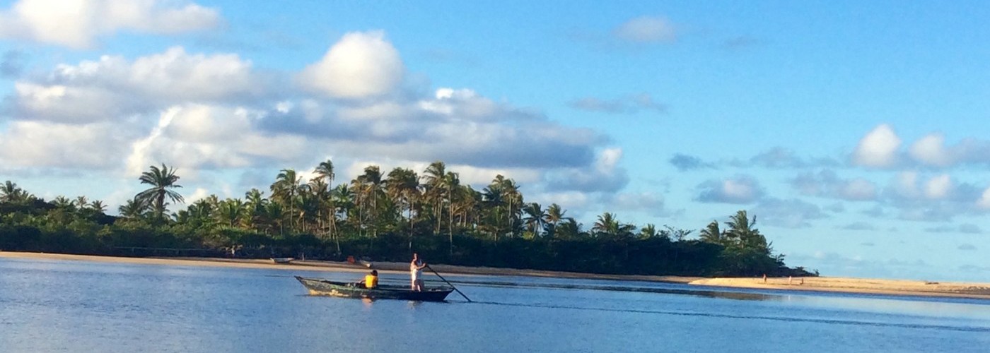 Canoa na barra do rio Caraíva